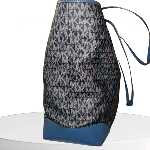 The Limited Edition Graphite/Grey Michael Kors Eva Tote with Coordinated Pouch! - Picture 6 of 15